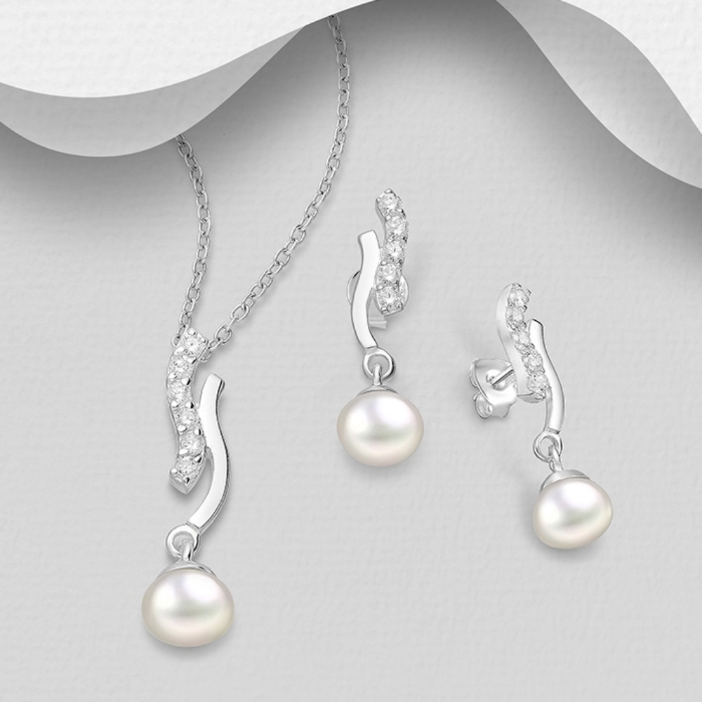 Pearl's Earrings and Pendent Set